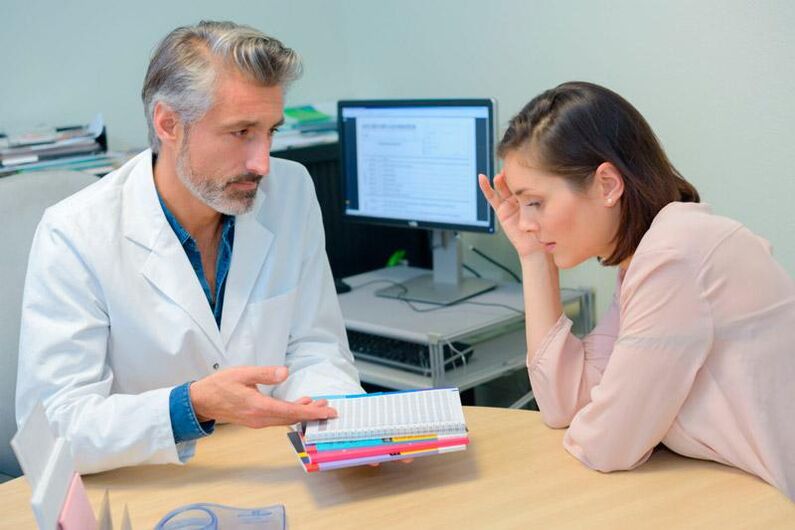 Parasitoaren infekzioaren seinaleak dituen pazientea terapeutarekin hitzordu batean